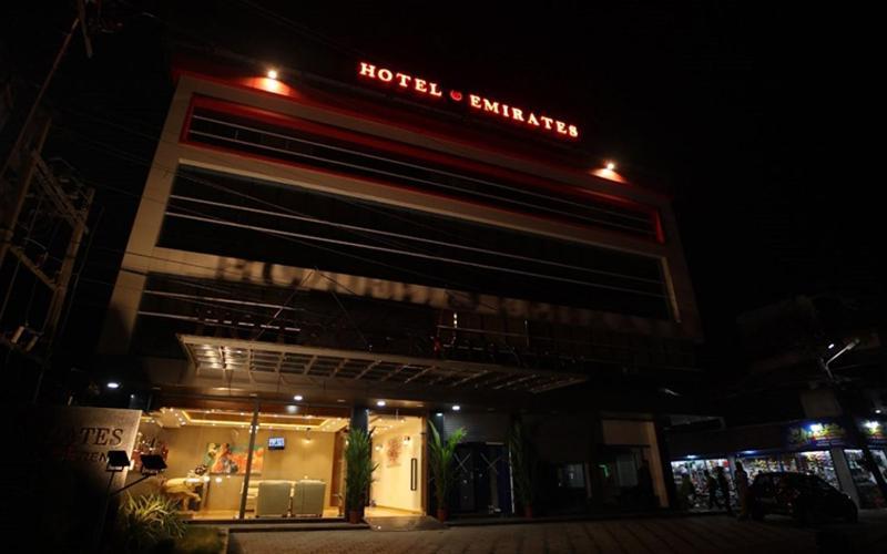 Hotel Emirates Kannangad Esterno foto