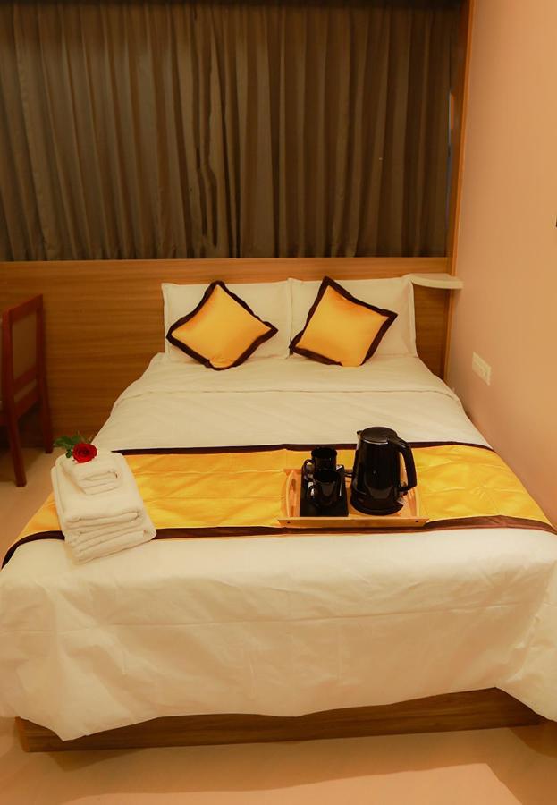 Hotel Emirates Kannangad Esterno foto